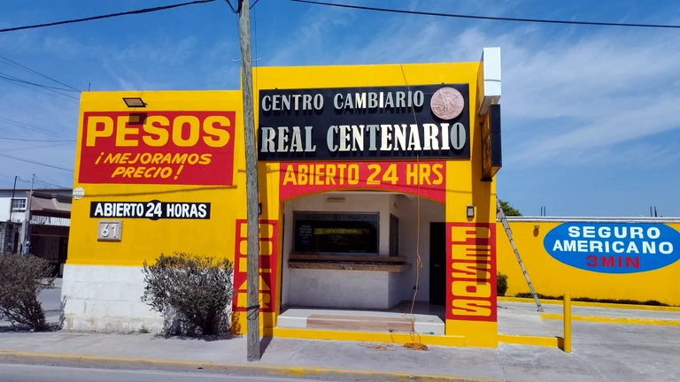 Letrero exterior para Centro Cambiario Real Centenario
