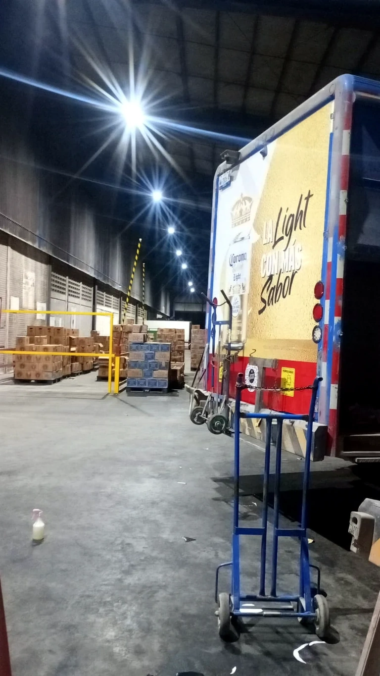 Rotulación real de vehículo de reparto para Cervecería Corona realizada por Impresos Xpress
